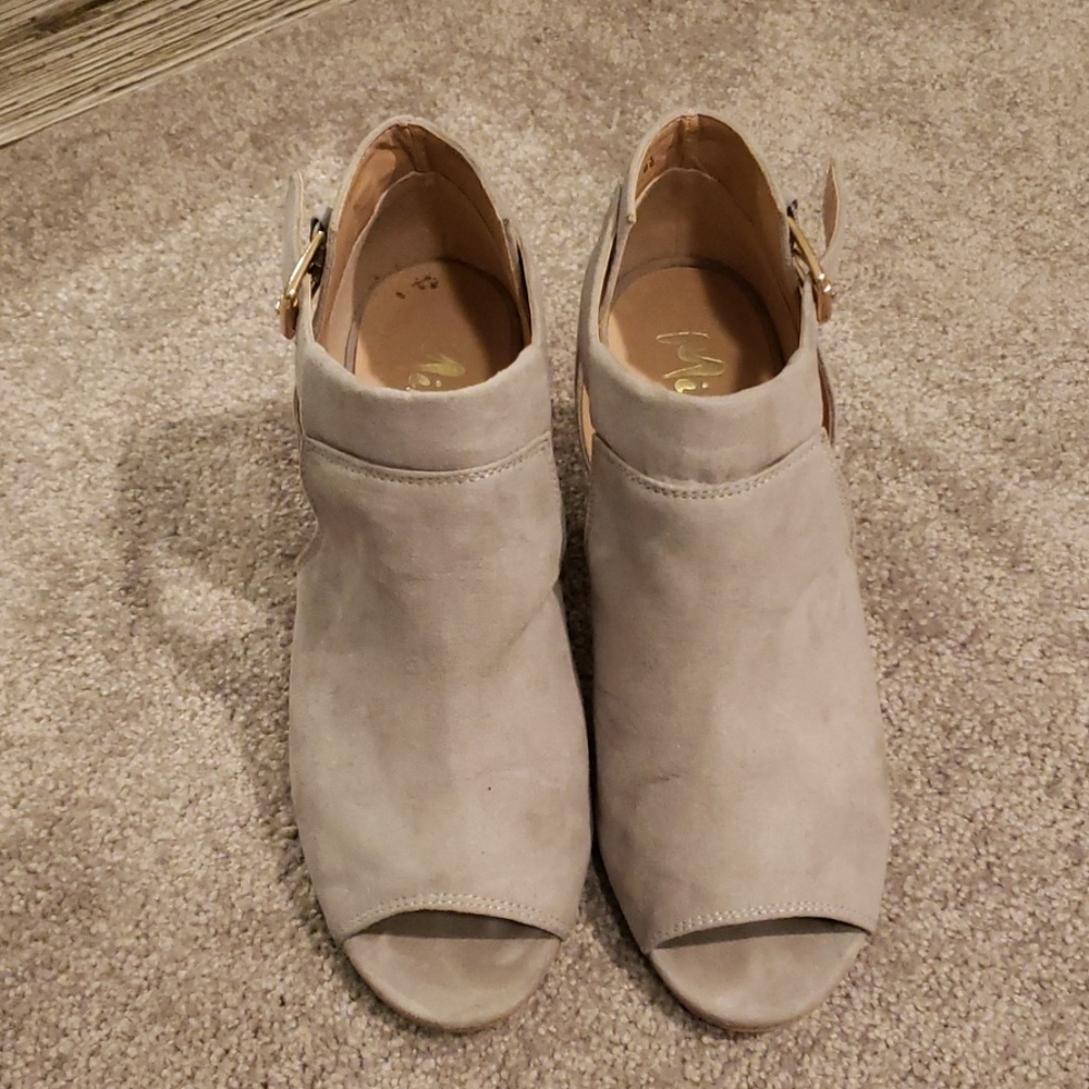 Mixx shuz.  Light grey heels